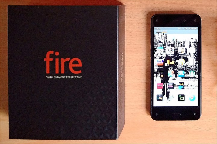 ちなみにAmazonもスマホを作っており、「fire Phone」が最初で最後のスマホとなっている。商業的に失敗した（[https://commons.wikimedia.org/wiki/File:Unboxed_amazon_fire_phone_32gb.jpg?uselang=ja Photo by Romazur]／加工済）