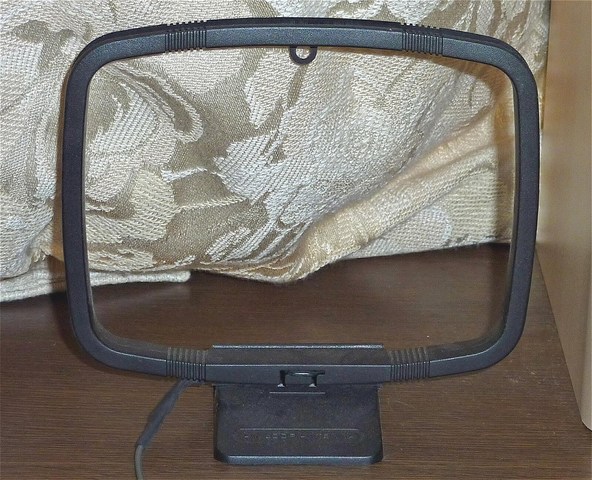 このようなアンテナを部屋の窓から外に出し、ラジオの電波をキャッチしていた（Photo by [https://commons.wikimedia.org/wiki/File:Loop_Antenna.jpg?uselang=ja Kuha455405]）