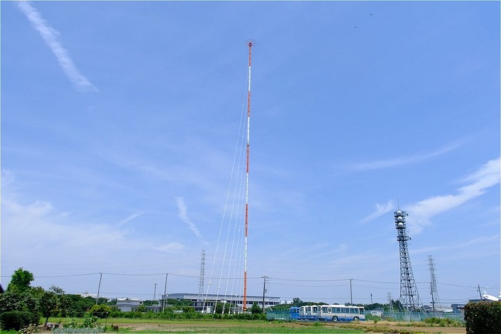 日本一の高さ245mを誇るNHKラジオの第1放送所（[https://king.mineo.jp/staff_blogs/2362 AMラジオが2028年で終了？ 思い出のAMラジオ関東5局の送信所を巡ってみた]より）
