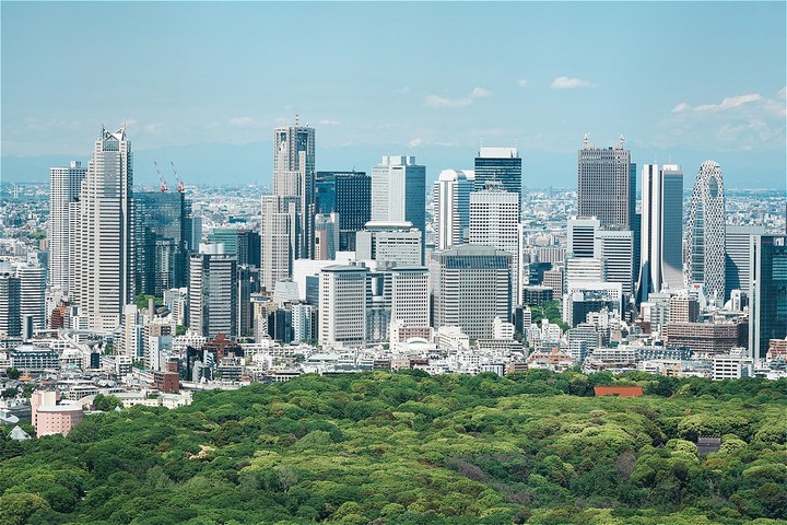 新宿のビル群。これらが東京タワーからの西側のFM波にわずかな影響を与えるとのこと