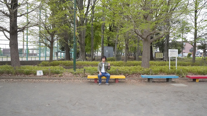 近くの公園にて。伊部さんもこのベンチに座ったのかな……