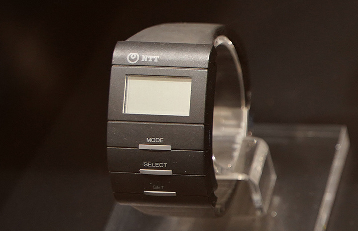腕時計型ポケットベル「プレシャス」（1992年発売）