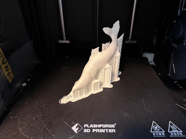 3Dプリンター内の完成したばかりの鮎の塩焼き（制作協力：[https://rojohaku.com/ 路上博物館]）