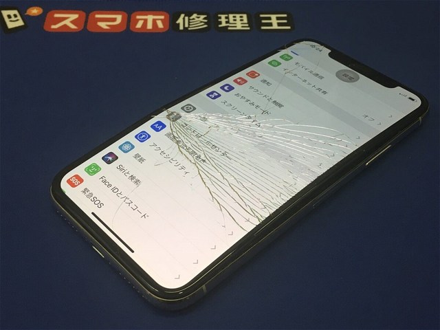 実際にスマホのバッテリーが膨張してしまった例。画面が浮いてしまうと、衝撃にも弱くなりディスプレイの破損につながる