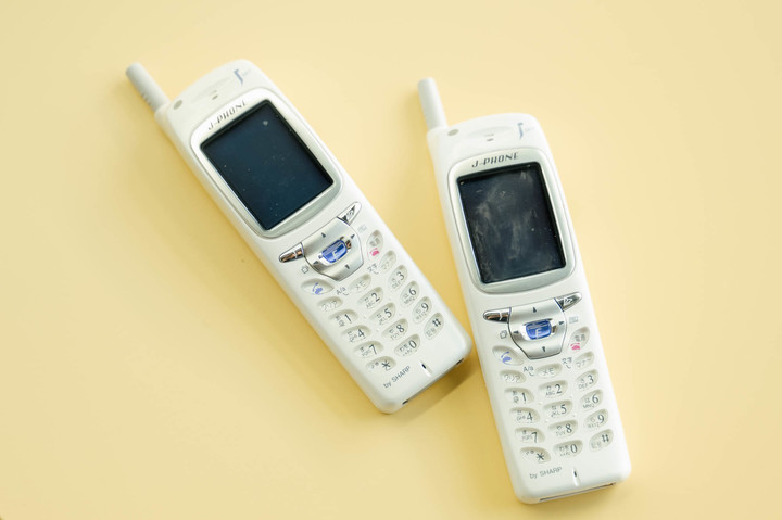 2000年11月1日にJ-PHONEから発売された「J-SH04」