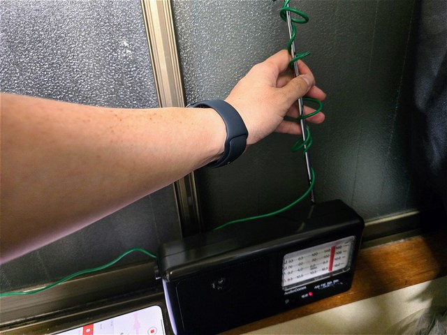 なお、アンテナやラジオ筐体を手で触ると、なぜか電波の受信強度が強くなるように思えた。「人体がアンテナの役割を果たしている」との真偽不明の情報もある