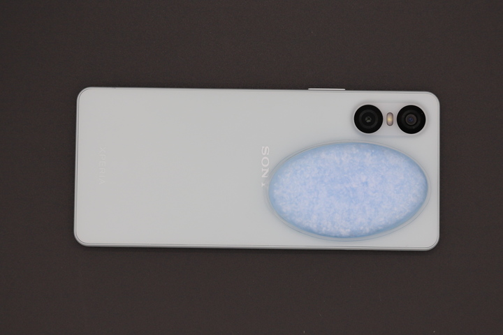 「モバピタッCool スマホ冷却パッド」をスマホに貼り付けたところ