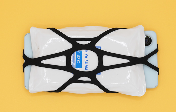 「冷やスマPRO」をゴムバンドでスマホに固定したところ