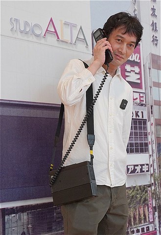 [https://king.mineo.jp/staff_blogs/2564 「日本初の携帯電話やショルダーホンを触れる博物館『NTTドコモ歴史展示スクエア』に行ってきた」より]