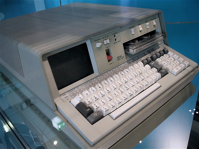 IBM 5100 Portable Computer[https://commons.wikimedia.org/wiki/File:Ibm5100_(2297950254).jpg?uselang=ja （Photo by Marcin Wichary）]