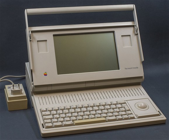 Macintosh Portable[https://commons.wikimedia.org/wiki/File:Apple-macintosh-portable_hg.jpg?uselang=ja （Photo by Hannes Grobe）]