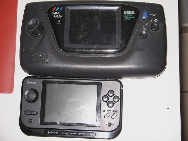 上がゲームギア。カラー液晶でテレビも見られるため、ひそかに憧れる人も多かった[https://www.flickr.com/photos/cesarcardoso/165317554/ （Photo by Cesar Cardoso）]