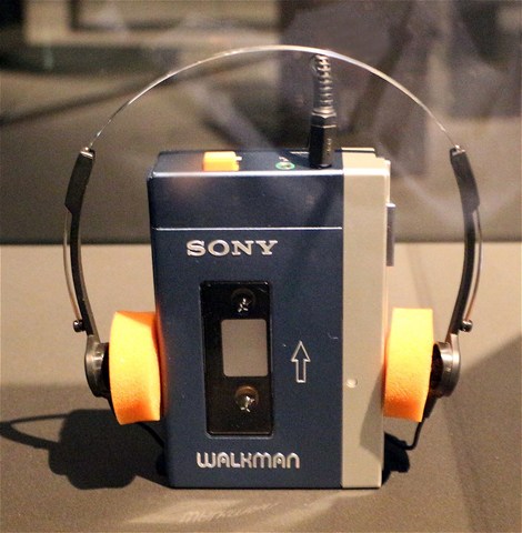 TPS-L2[https://commons.wikimedia.org/wiki/File:Sony,_walkman,_1979.jpg?uselang=ja （Photo by Sailko）]