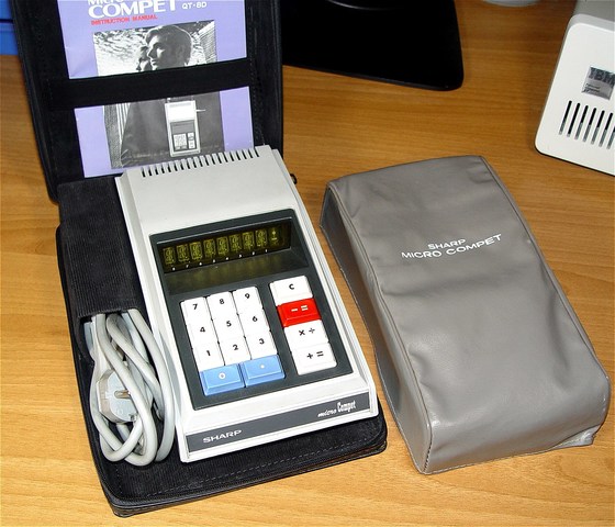 そうは言っても今からすると大型で、奥行きは24.7cmある[https://commons.wikimedia.org/wiki/File:Sharp_QT-8D_Micro_Compet_Carrying_Case_open.jpg?uselang=ja （Photo by Mister rf）]