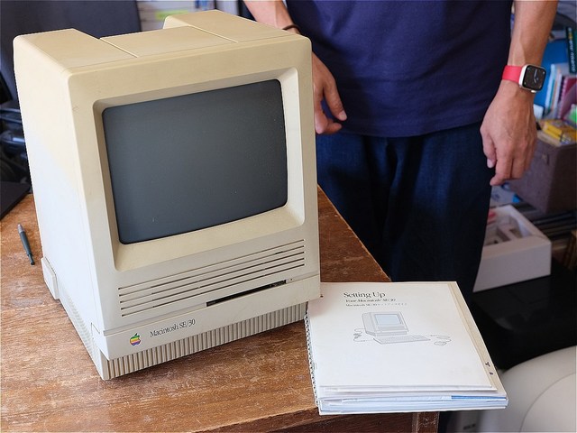 1989年に発売された、取っ手がなく約8.85kgある「Macintosh SE/30」も、当時は専用ケースで持ち歩く人がいた。[https://king.mineo.jp/staff_blogs/2393 「1997年、Appleは倒産寸前だった。マニアが語る『長いマイナー時代と救世主iMac』の物語」]より
