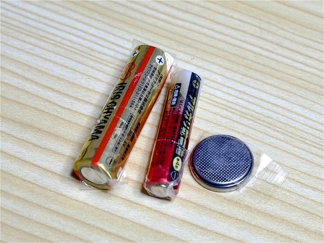 乾電池にテープを貼る際は長めに切り貼りすると剥がれにくくなる模様