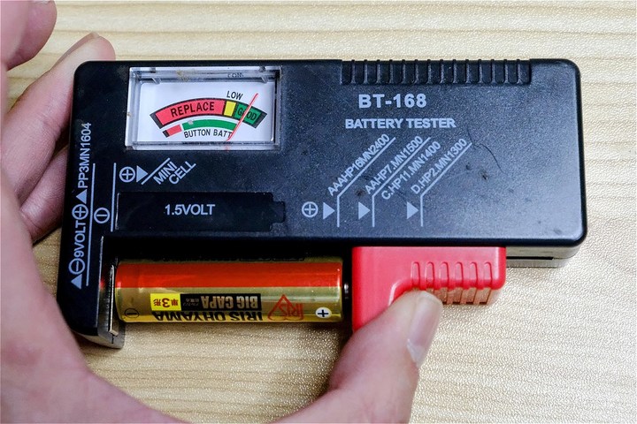 コイン電池・ボタン電池の容量がわかる高級なタイプもある