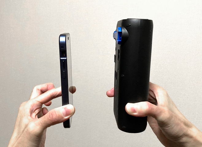 左が筆者のiPhone12 mini、右がモバイルバッテリー