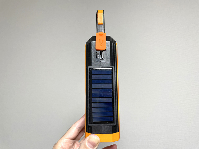 入力および出力用のUSBポートとソーラーパネル
