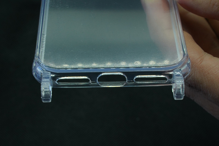 スリーコインズのスマホケースは、ホルダー形式とフック形式両方が使える