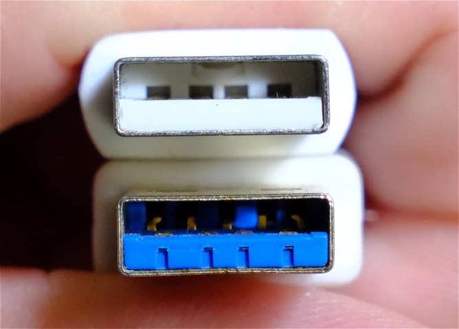 上の白いUSBは2.0、下の青は3.x。よく見るとピンの数もUSB2.0は4本、3.xは9本と違いがある