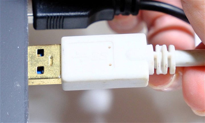 手前側にUSB2.0、奥側にUSB3.x用の端子があるため、先にUSB2.0端子が認識されてしまう寸法 