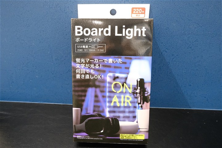 中の部品はシンプル。フィルムを剥がしてはめ込むだけで完成です。