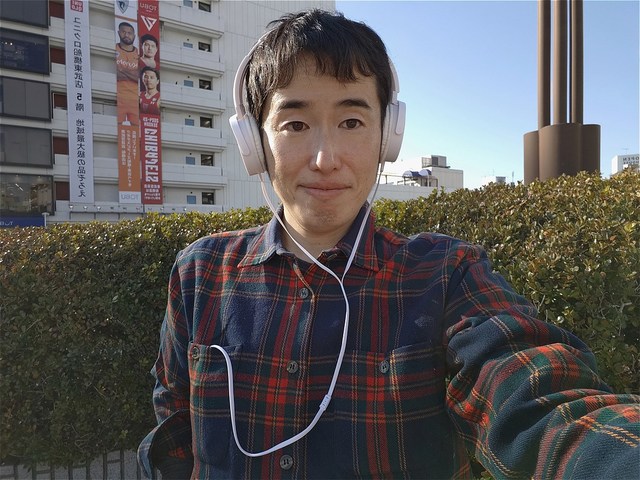 外を歩く際には外音取り込み機能のあるヘッドホン・イヤホンを