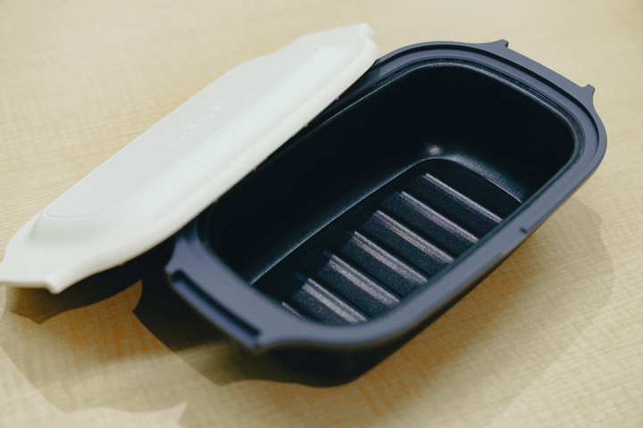 電子レンジ調理器（税込2,200円）。1台で「焼く・炒める・煮る・蒸す・炊く・温める」ができる優れモノ。