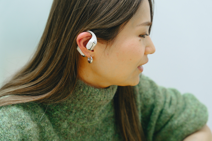 オープンイヤーワイヤレスイヤホン　2,750円（税込） 周囲の音が聞こえるオープンイヤータイプのイヤホンは「家事をしながら音楽も聴きたい」というお客さまからの声も参考に。