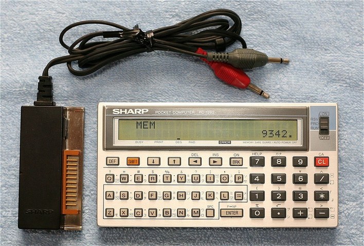 1986年シャープから発売されたポケコン「PC 1262」。同社の一般向け最後の機種「PC-E650」は2万円で買い取る（Photo by [https://ja.m.wikipedia.org/wiki/%E3%83%95%E3%82%A1%E3%82%A4%E3%83%AB:Pocket_Computer_SHARP_PC-1262.jpg Tamie49]）