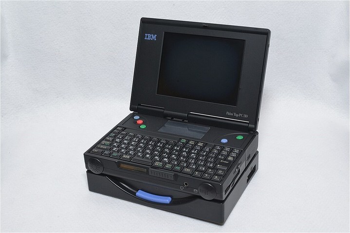 Windows 95が出た年に手のひらサイズを実現したPC110。マイクとスピーカーがあり電話機にもなった（Photo by [https://ja.m.wikipedia.org/wiki/%E3%83%95%E3%82%A1%E3%82%A4%E3%83%AB:IBM_Palm_Top_PC_110_with_port_rep.jpg Ariga]）