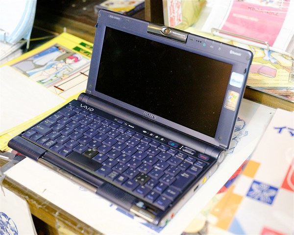 丸山さん所蔵の2001年発売、PCG-C1MRX（ソニー）。8.9インチのウルトラワイド液晶を搭載し、内蔵ビデオカメラで映像も撮れた