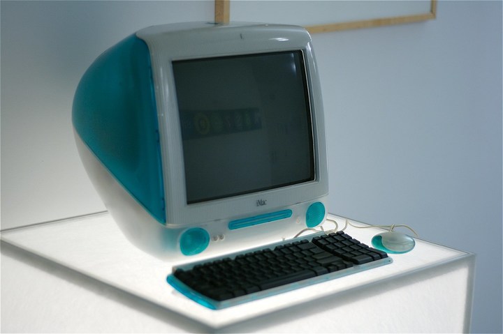 「ボンダイブルー」が印象的だったiMac（Photo by [https://www.flickr.com/photos/mwichary/2180218502 Marcin Wichary]）