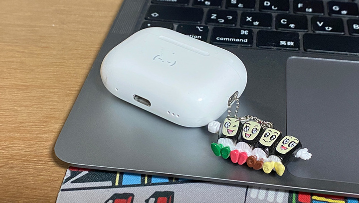 なくさないようにストラップを付けている