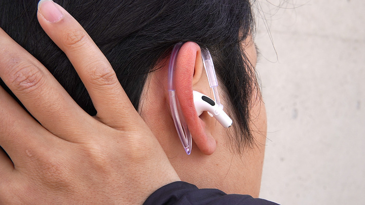 耳の外側にフックを引っかけます