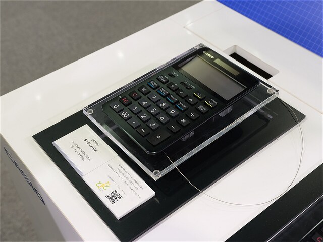 3万円超えの高級電卓。業界初の低反射液晶や、ノートPCに使われるパンタグラフ式キーボードなどを随所に込める