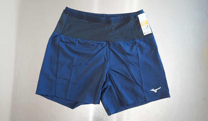 胴に複数のポケットがついたランニングパンツ