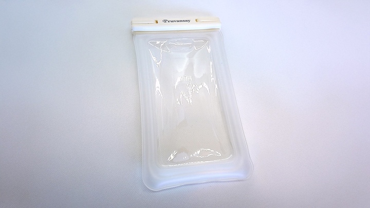 首からぶら下げられるストラップ付きの防水ケース