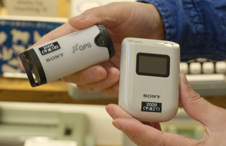  ソニー／GPSユニットキット「GPS-CS1K」（左・2006年）、「GPS-CS3K」（右・2009年）