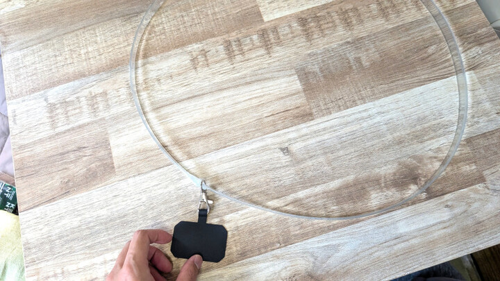 透明紐にホルダーを通す