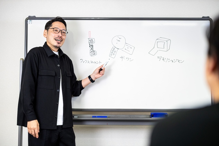 ゆうせいさんが、各作品に登場するトンデモ携帯電話を描いてくれました