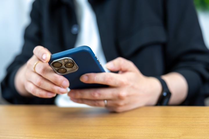 現代の携帯電話であるスマートフォンは、これほどまでに薄型化・小型化しているのに……