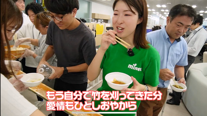 （1枚目）流しそうめん　（2枚目）マイナス気温の中、氷でQRコードを作る祭男