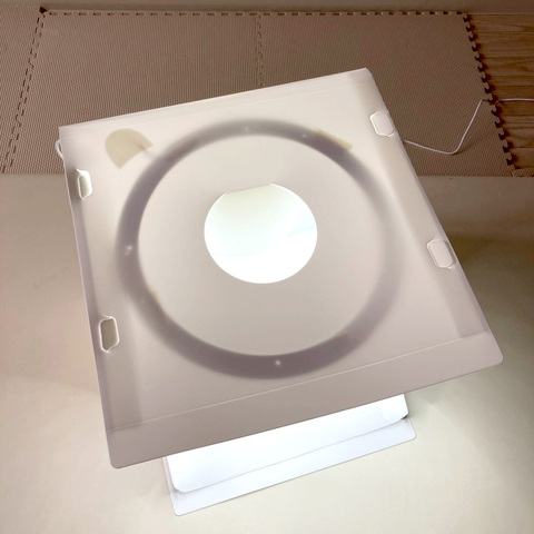 上の面に丸い穴があり、そこからのぞく形で撮影ができる