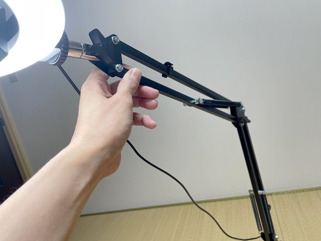 アームおよびリングライト部分は、自由に角度を調節できる