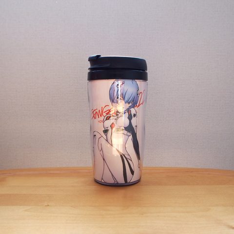 Before（左）はガラス面に光が映り込んでいるが、After（右）はリングライトで光を足し画角の微調整をすることで映り込みが目立たなくなった