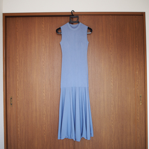 Before（左）はプラスチックのハンガーでのっぺりしているが、After（右）はトルソーによって胸やくびれなど立体感のあるシルエットになった