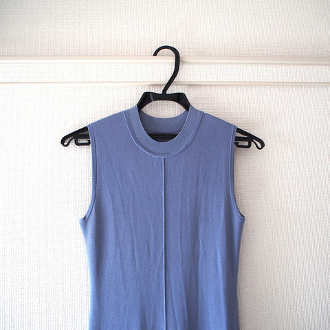 Before（左）はプラスチックのハンガーで安っぽく見えるが、After（右）はなで肩ハンガーによってナチュラル＆美しい見た目になった