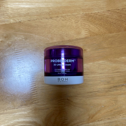 Before（左）はやや生活感があり安っぽい印象だが、After（右）はラグによって高級感を演出できた